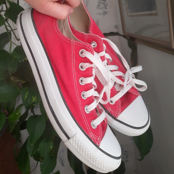 Unisex Converse size 6 MENS/8 WOMENS, Strawberry - Picture 2 of 5